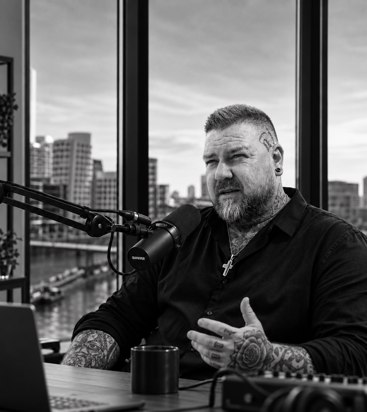 Sven am Podcast-Mikrofon, Blick in die Kamera
